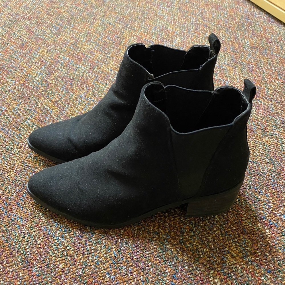 FOREVER 21 HEELED BOOTS CUTE